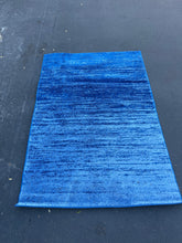 Load image into Gallery viewer, SAFAVIEH Modern Ombre Non-Shedding Accent Area Rug, 4&#39; x 6&#39;, Light Blue / Dark Blue
