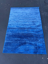 Load image into Gallery viewer, SAFAVIEH Modern Ombre Non-Shedding Accent Area Rug, 4&#39; x 6&#39;, Light Blue / Dark Blue
